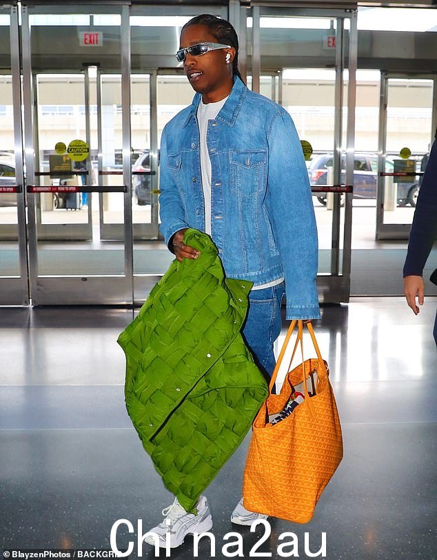 保持一致:A$AP Rocky 在牛仔夹克下面穿了一件白衬衫,外出时还搭配牛仔短裤