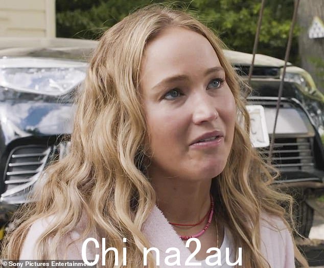 陷入困境的女孩:这部活泼的喜剧电影由 32 岁的詹妮弗饰演麦迪,她发现自己陷入如此可怕的财务困境,以至于她濒临失去已故母亲的房子