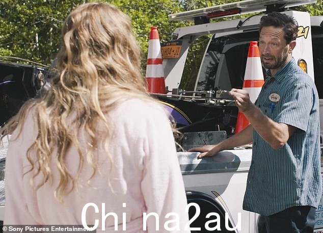 呃哦:Maddie 开始拖车时跑出她的房子,看到她的车被拖车司机扣押,她显然曾经约会过
