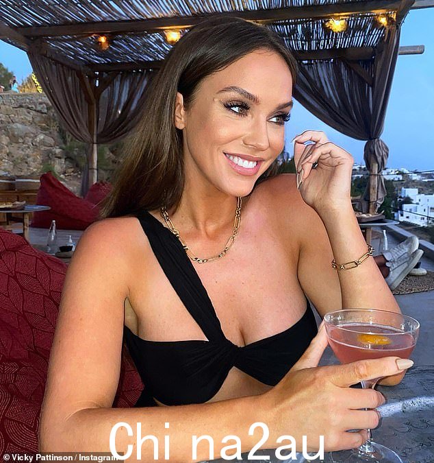 太棒了:Instagram 更新中包含一张 Vicky 穿着迷人的服装外出享用晚餐的照片