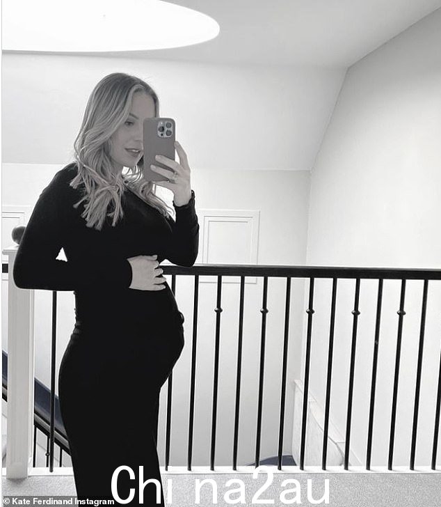 '嘿宝贝女儿':凯特·费迪南德周四晚上在 Instagram 上的镜子自拍中展示了她隆起的婴儿肿块