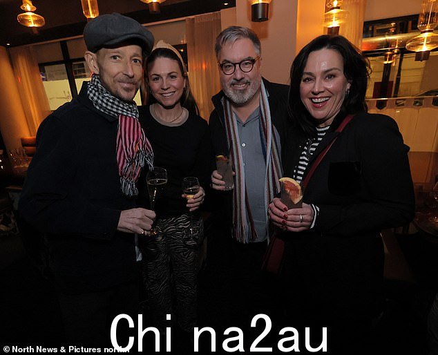 Out and about: A Place In The Sun's Jonnie Irwin(左)和他的妻子 Jessica Holmes(左二)一起在纽卡斯尔开张的 Gaucho 餐厅时看起来精神很好Thursday
