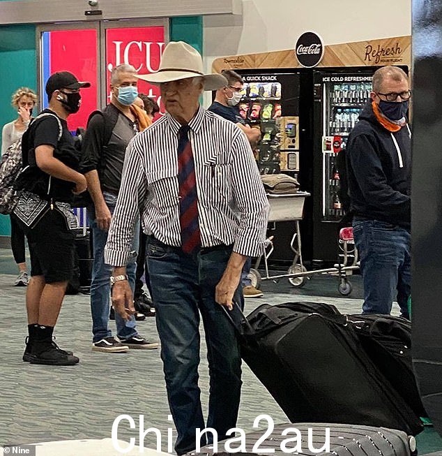 Bob Katter 拒绝让他的手提箱在航空公司登机柜台引发混乱被存放在飞机舱内