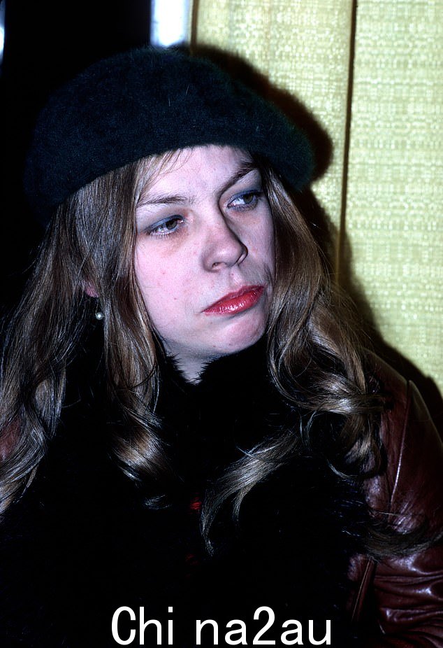 Rickie Lee Jones 开创了辉煌的事业,在 1979 年发行了她的同名首张专辑,取得了巨大的成功,催生了 Chuck E. 的前三名