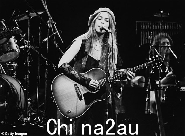 这位六届格莱美奖得主在她的整个职业生涯中继续取得成功,并发行了 14 张专辑多发性硬化症。图为 1979 年