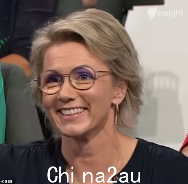 本周在 SBS 的 Insight 节目中,Harvey 女士透露她不再渴望一夫一妻制的关系,并且很享受与她的‘有福利的朋友’