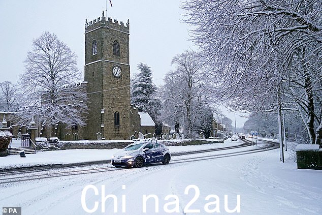 今天早上,一辆汽车驶过达勒姆郡兰切斯特的大雪
