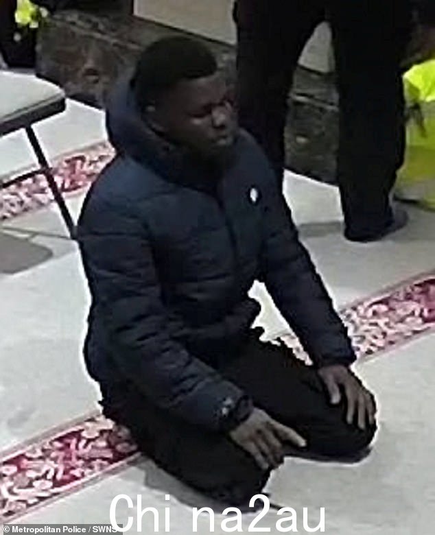调查人员现在已经发布了几张来自清真寺的嫌疑人的闭路电视图像,希望能找到并抓住罪魁祸首