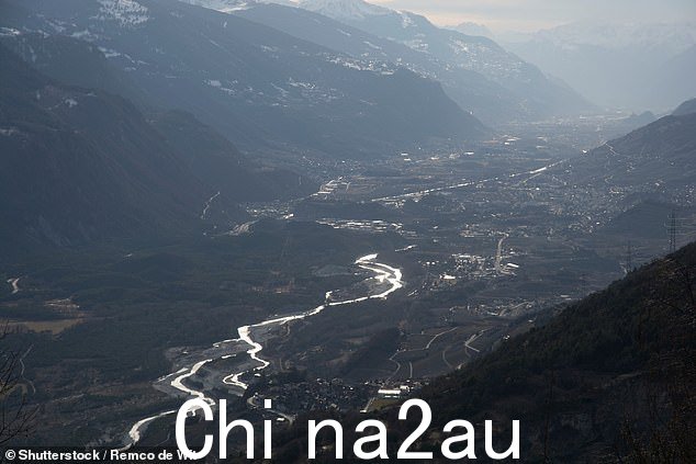 美丽的地区坐落在海拔 1,300 米(4,265 英尺)的山坡上above sea level