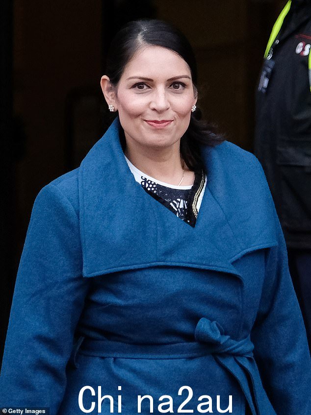 Priti Patel(如图)敦促 Rishi Sunak 今天利用与 Emmanuel Macron 的峰会来推动达成协议,让英国将英吉利海峡移民送回欧盟国家。这位前内政大臣表示,这对于帮助结束小船危机以及清理大量积压的庇护案件至关重要。