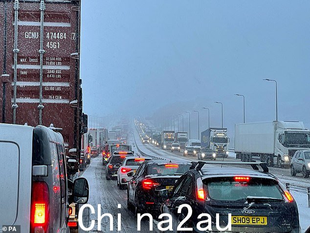 今天早上在西约克郡哈德斯菲尔德附近的 M62 高速公路上交通停滞