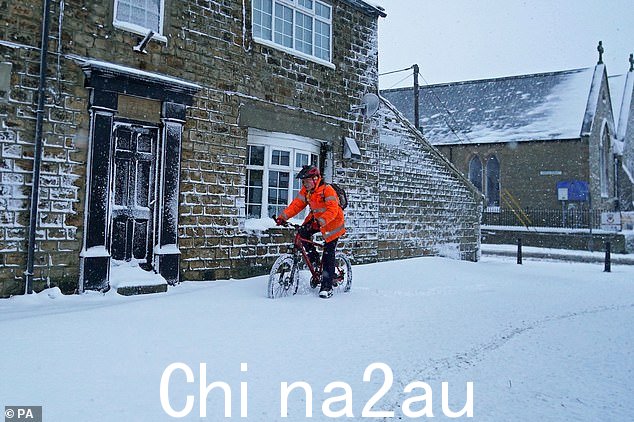 今天早上,一名骑自行车的人在达勒姆郡 Tow Law 的雪地里前行