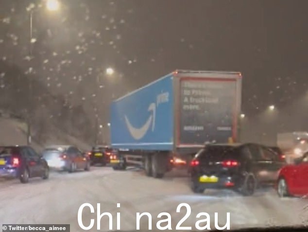 由于大雪袭击了英格兰北部,一夜之间 M62 公路上长长的路段交通陷入停顿