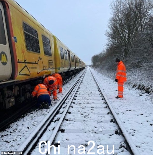  Network Rail 天气行动小组 ar e 努力让 Merseyrail 服务在今天早上移动