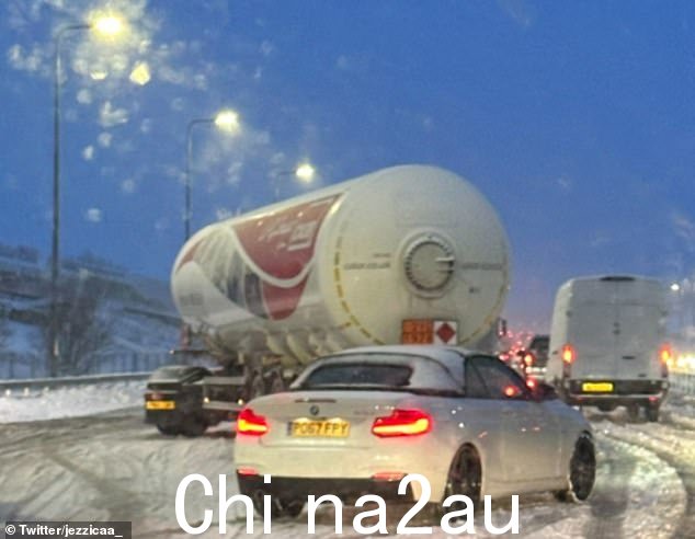 今天早上 M62 上的 Miles-long tailbacks是由一夜的大雪造成的