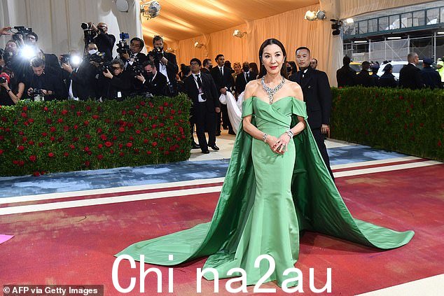 真好!年初以来,杨紫琼一直安静地住在伦敦一家豪华酒店1500英镑一晚的套房里,一边拍电影版的音乐剧《魔法坏女警》