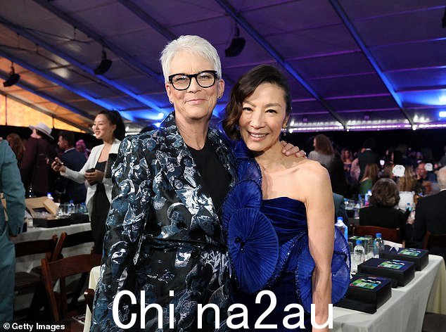 Kind:Yeoh 一直是这个颁奖季的明星;她与联合主演杰米·李·柯蒂斯的友谊在空中接吻的土地上显得温暖人心” class=