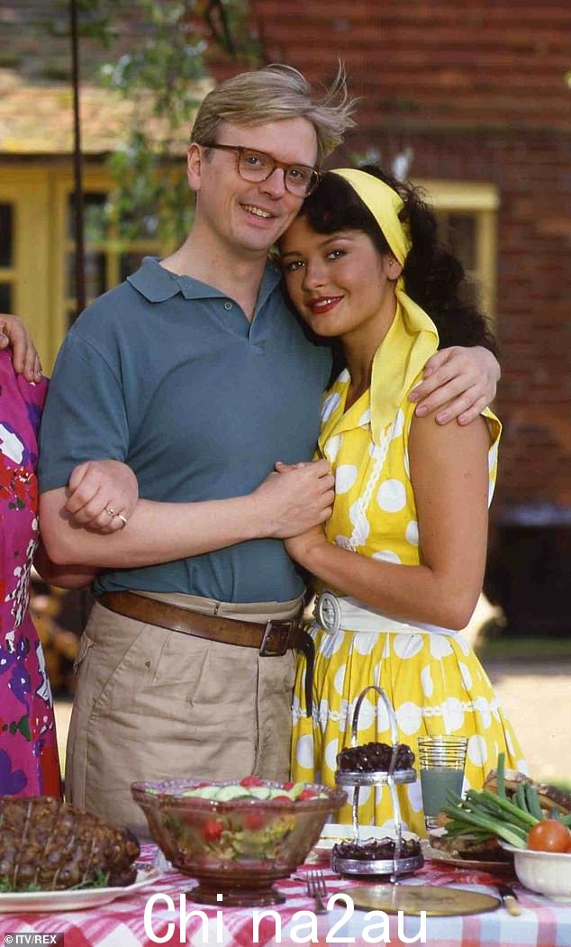 主演:这位 53 岁的女演员在 1991 年至 1993 年的 ITV 节目中饰演拉金的大女儿 Mariette Charlton(如图)