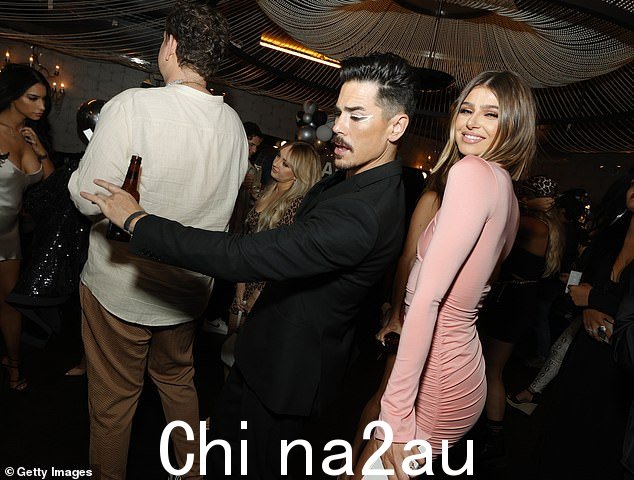 丑闻:据报道,在 Shay 和 Leviss 与 Andy Cohen 一起出现在 Watch What Happens Live 之后,对抗开始了; Raquel 和 Tom Sandoval 在 2021 年