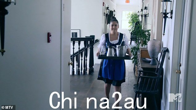 丹麦节日:客房服务女士穿着丹麦服装过来,告诉他们索尔万镇正在举行节日