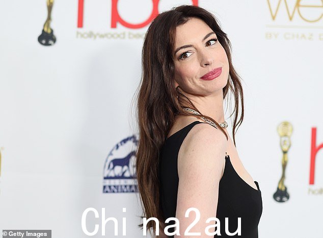 Beauty: 黑发美女穿着她的长发从中间分开并从她的背部垂下来