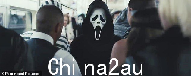 更残酷:'我认为这部电影的一切都更大更可怕,而且 Ghostface 也更加残酷,'Jenna 说。'我觉得他非常无情,每个人都是受害者,而不仅仅是主角,这让它变得更好'