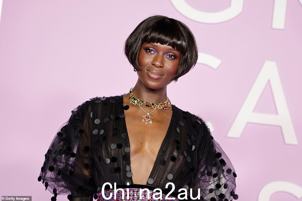别致:这位女演员留着别致的长及下巴的鲍勃和钝的婴儿刘海,衬托出她模特般的特征