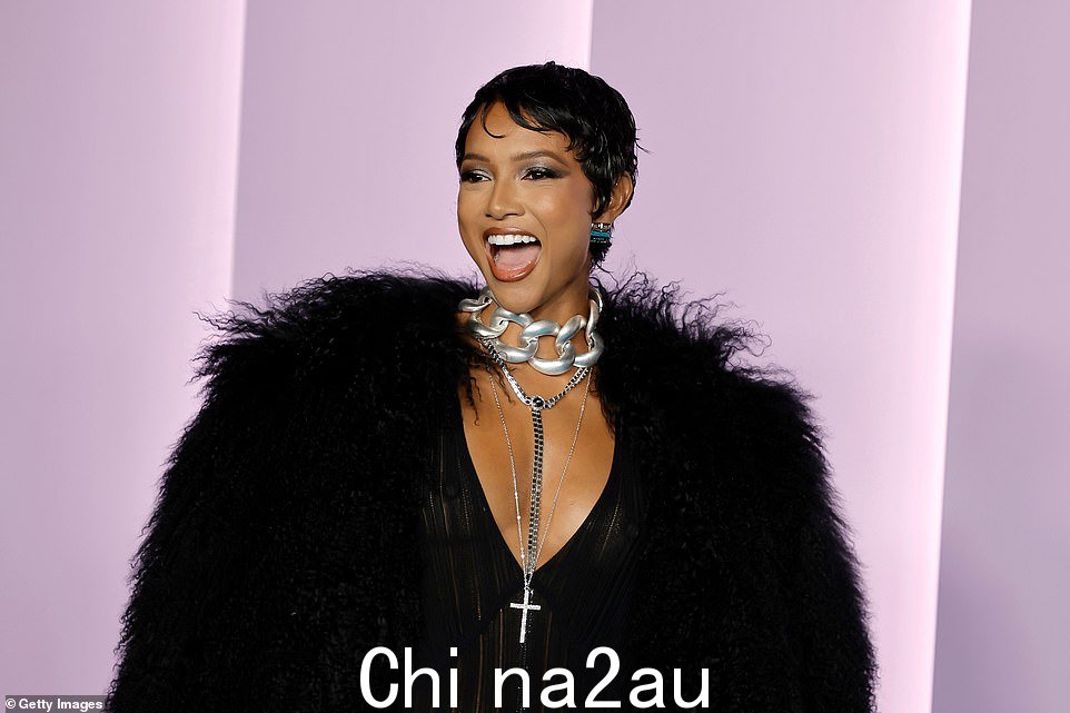 . 这位女演员戴上了一条粗大的银色项圈,然后躺下穿过她乳沟的红色银链