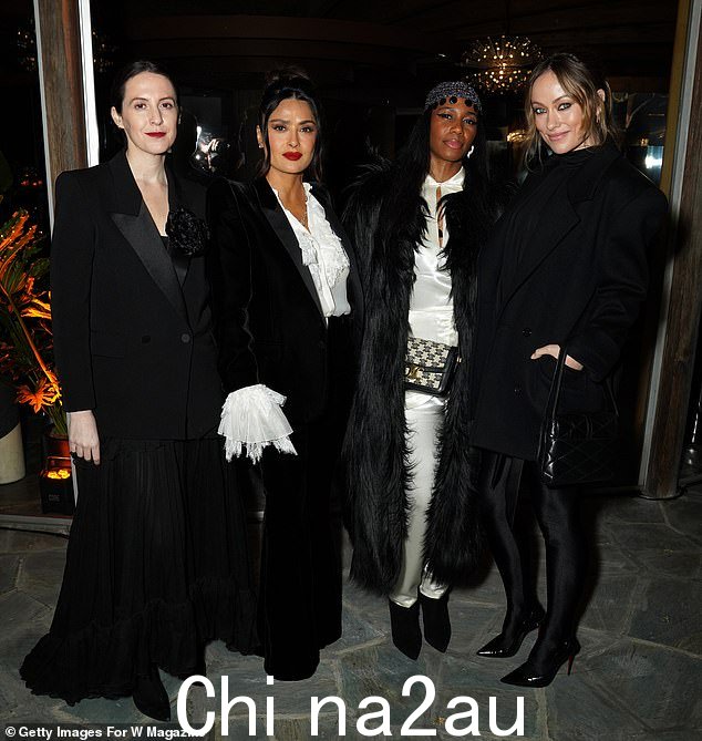看起来不错!抵达晚宴后,Olivia 加入了 Salma、Santigold 和 W Magazine 主编 Sara Moonves