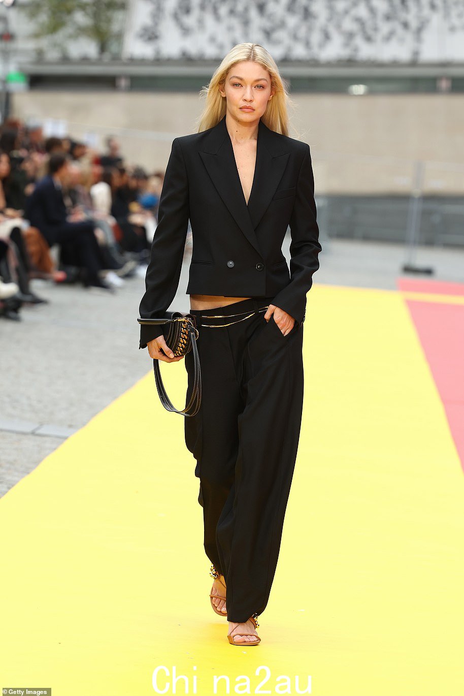 Gigi Hadid 2022 年 10 月在巴黎走秀