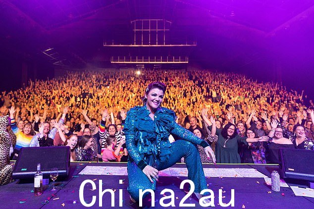 Em 也是一位非常成功的歌手和喜剧演员,经常在澳大利亚巡回演出,为数百名粉丝进行现场表演