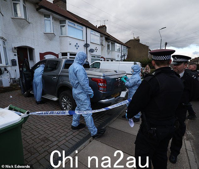 伦敦东南部 Bexleyheath 附近 Mayfield Road, Belvedere 的官员和法医团队