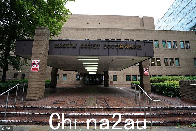 今天,Reedman 出现在 Southwark Crown Court(如上图所示),他对一项欺诈罪不认罪