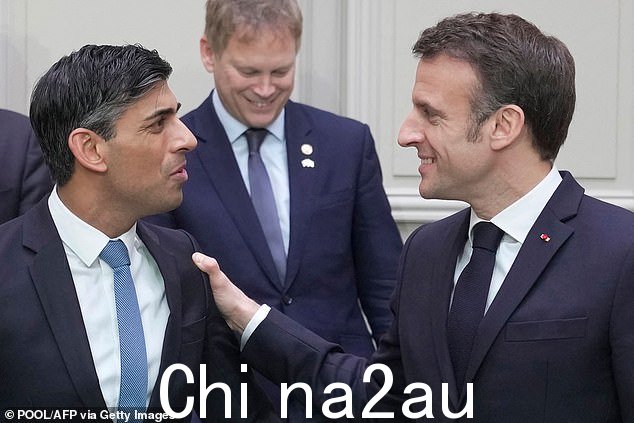 首相(左)开玩笑说,他自己的父亲得到的最好的礼物是父亲节的一张卡片,因为关于斯坦利约翰逊的潜在提名的争议仍在继续