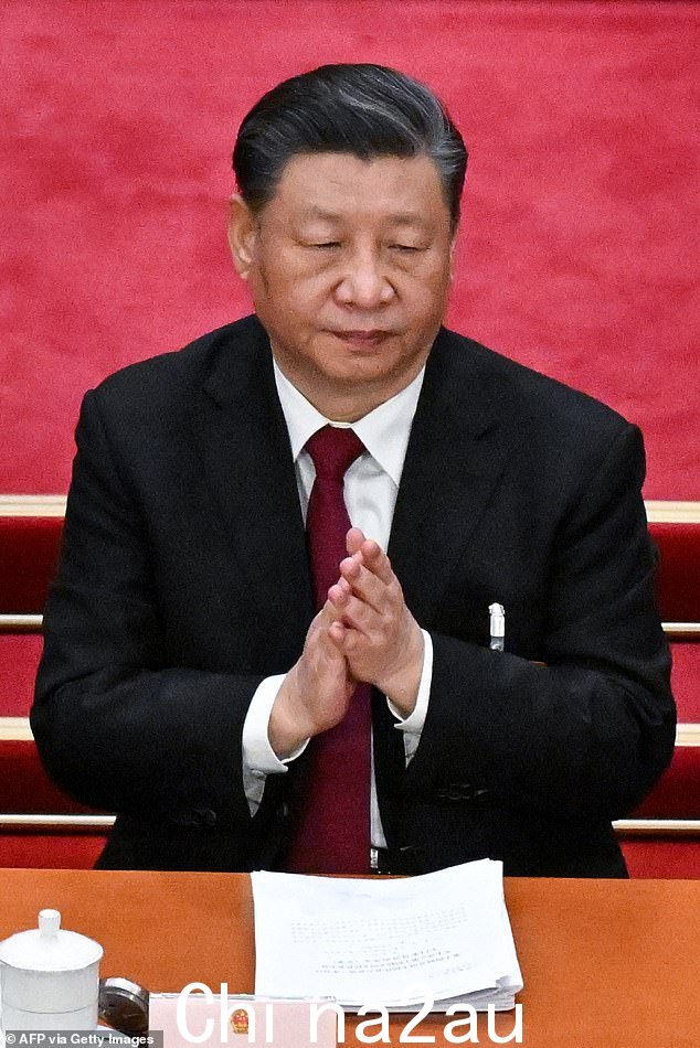 中国国家主席习近平在全国人民代表大会开幕式上鼓掌,因为他再次被确认为中共领导人