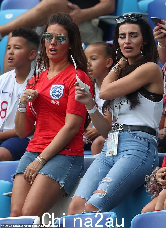 41 岁的杰米·瓦迪 (Jamie Vardy) 的妻子给 30 岁的安妮贴上了“擦鞋垫”的标签,并指责她转移注意力,因为她 32 岁的丈夫凯尔·沃克 (Kyle Walker) 正面临警方调查,据称在 Vodka Revolution 酒吧里向另一个女人炫耀和亲吻她