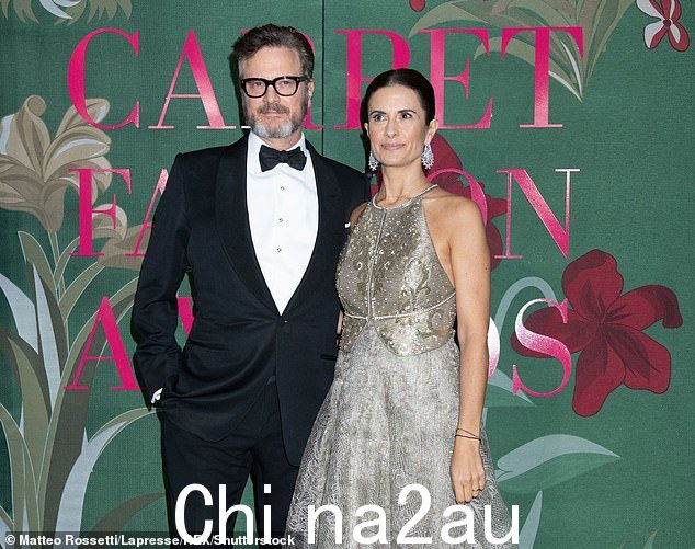 演员 Colin Firth 与 Livia Guiggioli 在 2019 年时尚颁奖典礼上的合照