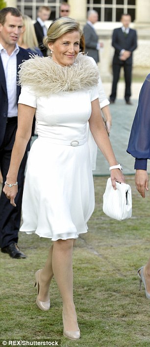威塞克斯伯爵夫人在 2013 年穿着羽毛连衣裙光彩夺目