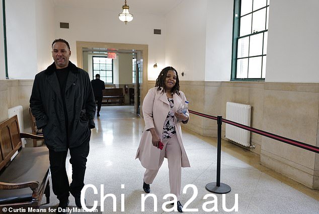 Thomas,如图所示于周五出庭,去年因金融犯罪被吊销执照,并威胁要写一本关于她陷入困境的前客户的全书