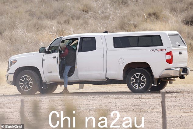 Car: 星星停在上面当他处理他的垃圾时