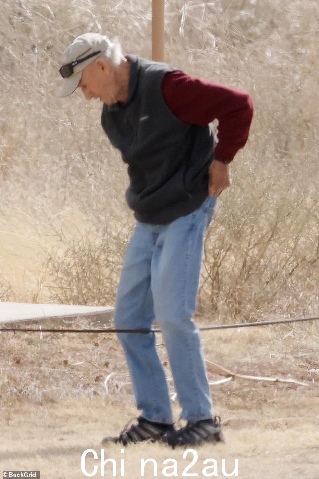 走出去:明星穿着牛仔裤,戴着帽子走出去
