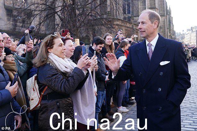 快快乐乐!皇室粉丝设法离新爱丁堡公爵足够近,并拍照留念这一重要日子