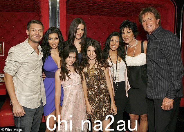 家人:Ryan Seacrest、Kim Kardashian、Kylie Jenner、Khloe Kardashian、Kendall Jenner、Kourtney Kardashian、Kris Jenner 和 Bruce Jenner,2007 年在加利福尼亚州阿古拉山