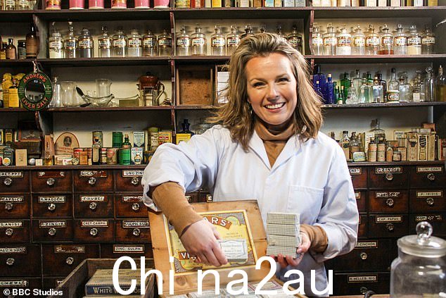 屏幕上:她最出名的是她在 Bargain Hunt、Flog It! 和 Antiques Road Trip 等节目中作为专家和拍卖师的工作(图为 2021 年的 Bargain Hunt)