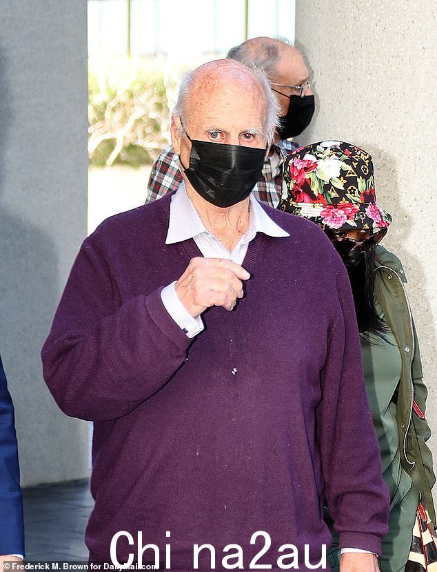 Erika-Jayne 分居的丈夫 Tom Girardi 向加州律师协会的一名调查员及其妻子赠送了超过 100 万美元的礼物和款项,根据最新发布的报道(上个月在法庭上拍摄的照片)