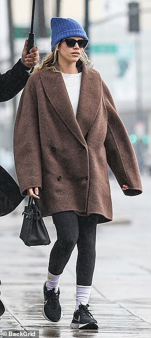 捆绑:Sofia Richie,24 岁,周五在比佛利山冒着雨,她从豪华的日间水疗中心出来时看起来舒适而时尚