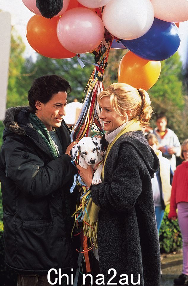 Throwback:Gruffudd 和 Evans 在 1999 年拍摄电影 102 Dalmatians 时相识
