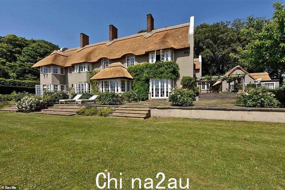 这栋位于宾夕法尼亚州白金汉郡村庄的六居室房屋通过 Savills 出租代理以每月 30,000 英镑的价格出租