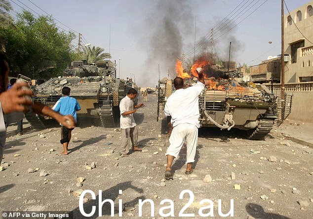 在不得不射杀数名枪手并逮捕其他人后,士兵们出发返回基地...(2005 年伊拉克巴士拉抗议者的档案图片)
