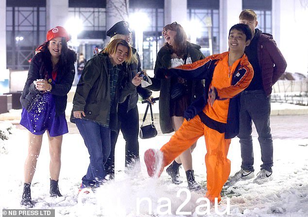这场大雪并没有阻止狂欢者昨晚去利兹的酒吧